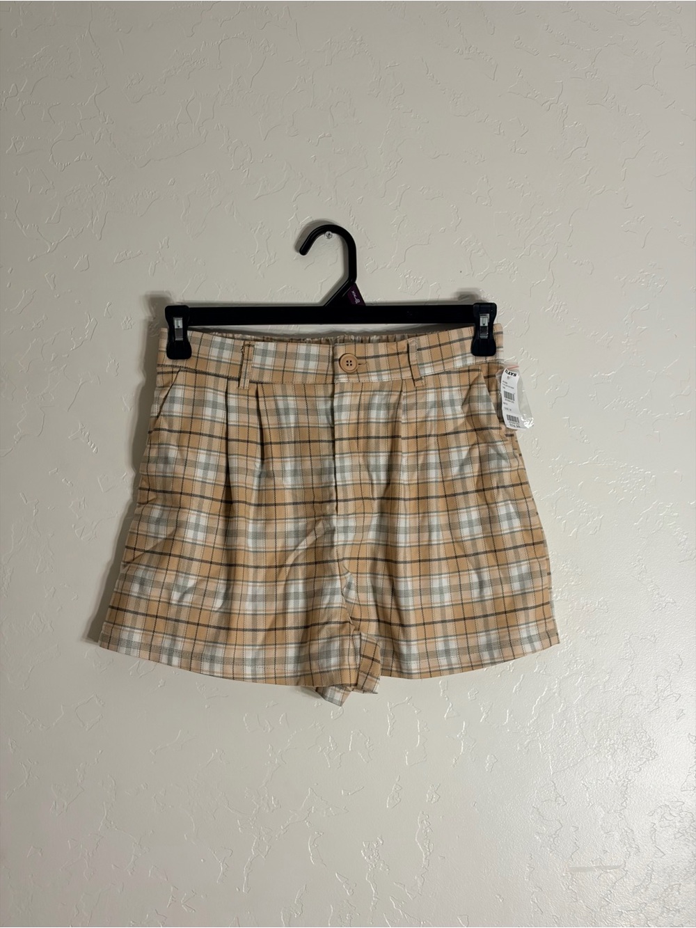NWT Full Tilt Plaid Pleated High-Waisted Shorts in Tan (Size M)
